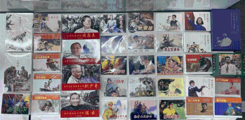 北京西站大学生志愿者为旅客解决问题